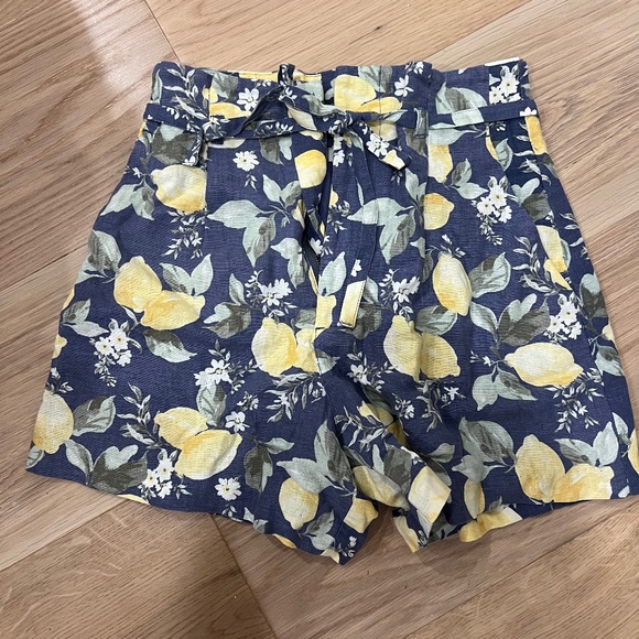 Abercrombie & Fitch Pants - NWT Abercrombie Lemon high waisted print shorts - XS